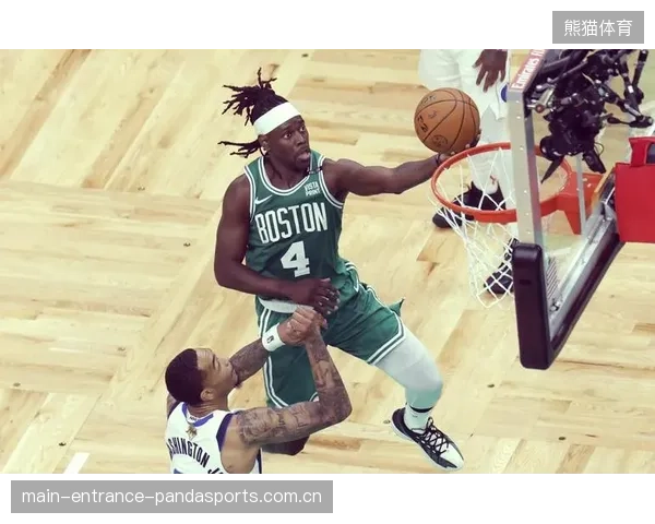 NBA球星妙传穿越人群：一场精彩的篮球盛宴